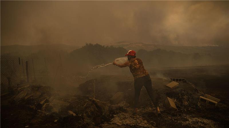 Bilder des Tages Waldbrände in Spanien - Bewohnerin kämpft gegen Flammen in Cualedro