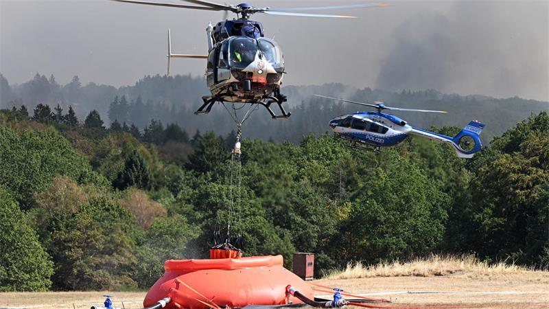 Waldbrand im Hürtgenwald: Bundespolizei-Helikopter nimmt Löschwasser auf