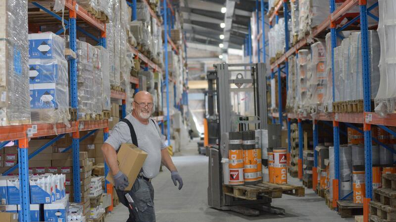 Waldemar Heller packt alles für den nächsten Transport zusammen.