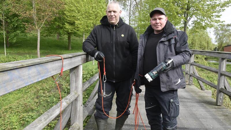 Waldemar Schneider (rechts) und Kai Hagener finden eine Dose mit Lachgas.