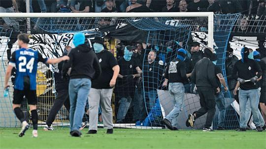 Waldhof-Fans stürmen auf das Feld.