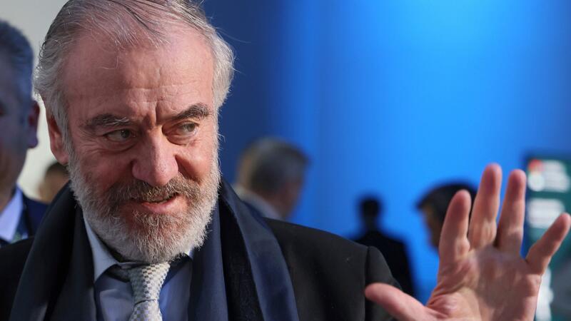 Gergijew übernimmt Bolschoi Theater Waleri Gergijew, der bisher als Direktor des Mariinski-Theaters in St. Petersburg tätig war, wurde von der russischen Regierung zum Direktor des Moskauer Bolschoi-Theaters ernannt.
