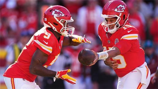 Walker (links) erzielte den ersten Touchdown für die Chiefs.