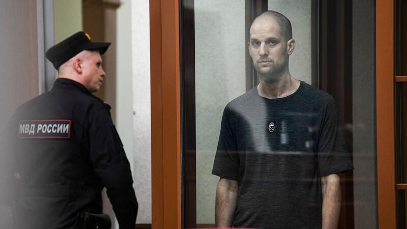 Spektakulärer Gefangenenaustausch zwischen Moskau und Westen „Wall Street Journal“-Reporter Evan Gershkovich (r) wurde von einem russischen Gericht wegen angeblicher Spionage zu 16 Jahren Haft verurteilt. Sein Arbeitgeber und die USA wiesen die Vorwürfe als erfunden zurück. (Archivbild)