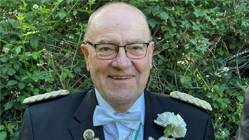 Schützenverein Altkloster: Warum tragen manche Zylinderhut? Walter Olgemöller ist Ehrenpräsident des Schützenvereins Altkloster - und gehört dem Schwarzen Rott an.