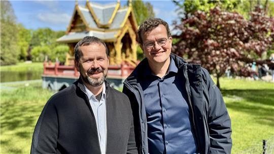 Walter Wolters (links) und Guido Westhoff vor dem thailändischen Sala (Pavillon) in Hagenbecks Tierpark.