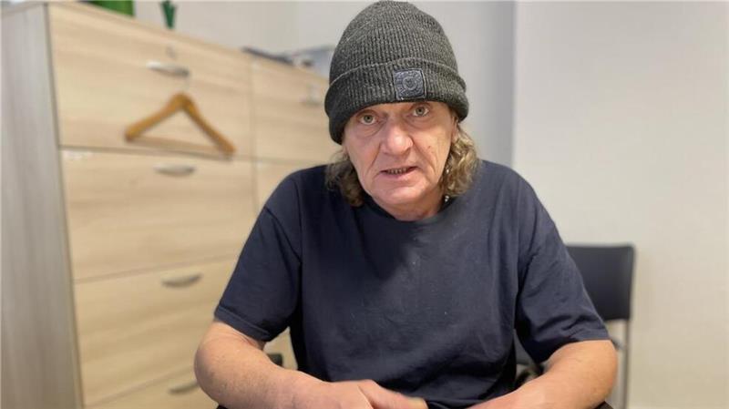 Walther R. sitzt in einem der Büros des Tagestreffs für Wohnungslose in seinem Rollstuhl und erzählt von seinem Leben.