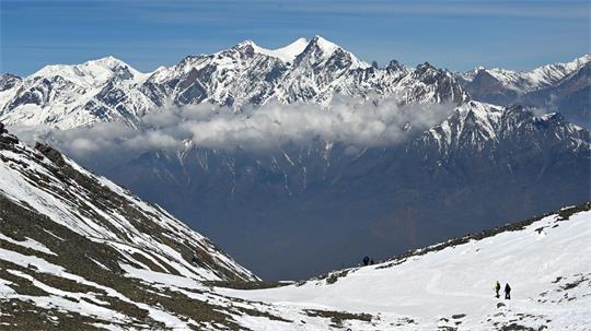 Wanderer gehen am Thorong La Pass in der Annapurna-Region. (Illustration)