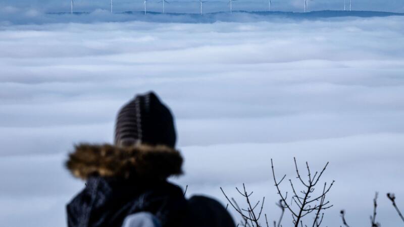 Bilder des Tages Wanderer über dem Nebelmeer - auf dem Gipfelplateau des Großen Feldbergs im Taunus.
