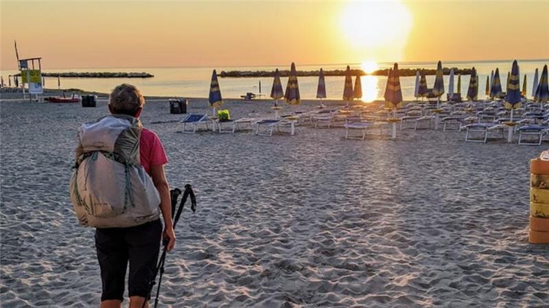 Zu Fuß von Stade nach Rom in 111 Tagen: Bettina Wiebe hat es geschafft Wandern, wo andere Strandurlaub machen: In Casal Borsetti, Etappe 87, bricht Bettina Wiebe in aller Frühe auf. Nächstes Ziel: Ravenna.