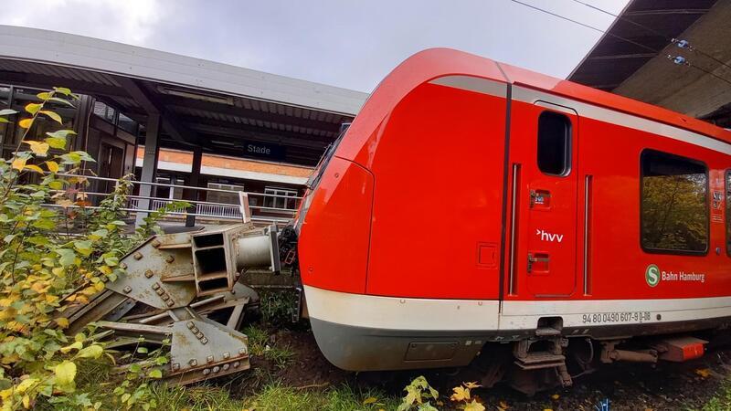 Wann der Zug wieder fahrbereit ist, ist noch nicht geklärt.