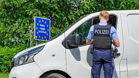 Wann die vorübergehend eingeführten deutschen Grenzkontrollen enden, ist noch nicht absehbar. Bundesinnenminister Alexander Dobrindt (CSU) hat sich erst kürzlich wieder um ein halbes Jahr verlängert. (Symbolbild)