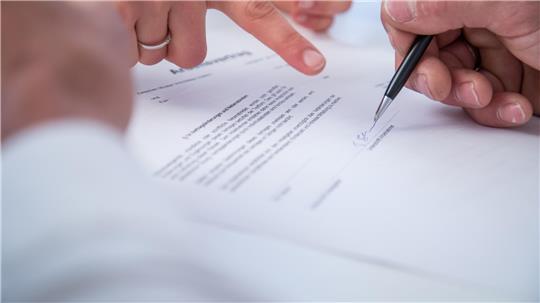 Wann endet das Arbeitsverhältnis? In kalendermäßig befristeten Verträgen muss das ausdrücklich festgehalten sein.