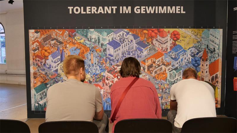 Wann ist Toleranz gefragt? Die Gäste der Ausstellung ToleranzRäume finden im Wimmelbild viele Szenen, die zum Nachdenken anregen.