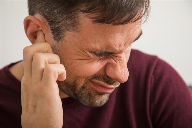 Wann ist ein Mensch schwerhörig und wie kann die Medizin helfen? Foto: dpa-tmn
