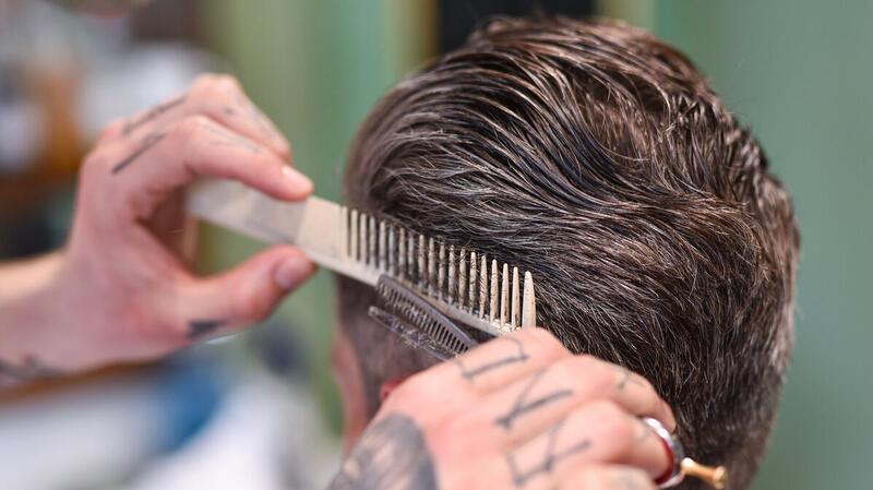 Grenzen und Grauzonen: Cuxhavener Friseurinnung blickt kritisch auf Barbershops Wann ist in einem Barbershop das Haareschneiden erlaubt.