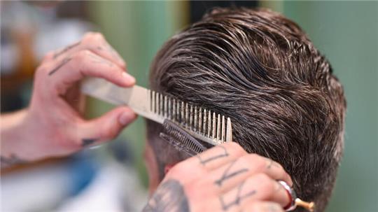 Wann ist in einem Barbershop das Haareschneiden erlaubt.
