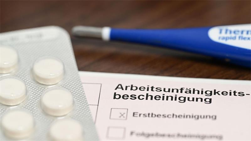 Wann sollen erkrankte Beschäftigte ihre Bescheinigung abholen? (Symbolbild) 