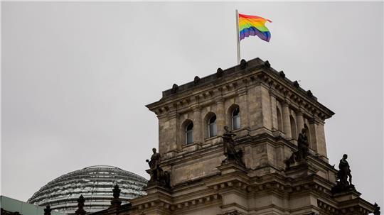 Wann weht die Regenbogenflagge über dem Bundestag? An dieser Frage entzündete sich 2025 ein politischer Streit. (Symbolbild)