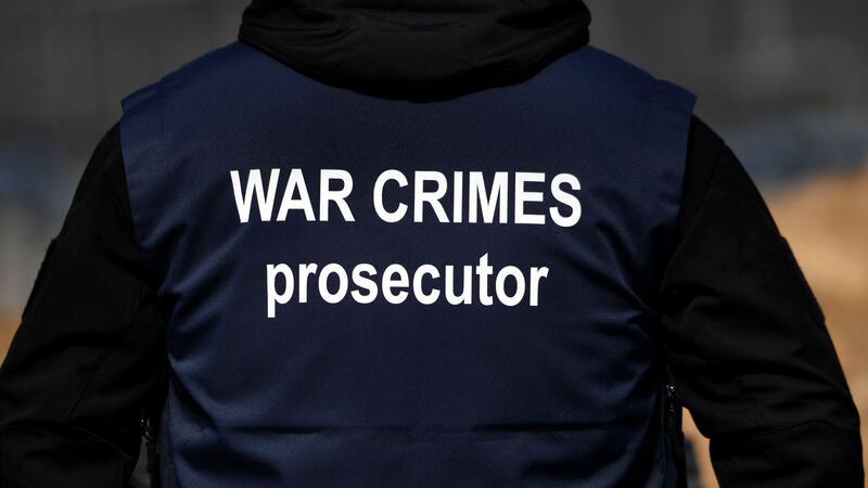 Russland soll mehr als 50 ukrainische Kriegsgefangene getötet haben „War Crimes Prosecutor“ („Ankläger für Kriegsverbrechen“)Ein Ermittler eines internationalen Forensik-Teams.