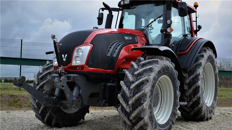 War ein Landwirt unter Drogen auf dem Trecker unterwegs? Der Mann verletzte bei einer Kontrolle zwei Polizisten. (Symbolbild)
