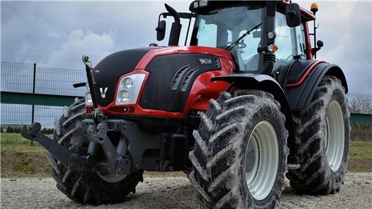 War ein Landwirt unter Drogen auf dem Trecker unterwegs? Der Mann verletzte bei einer Kontrolle zwei Polizisten. (Symbolbild)