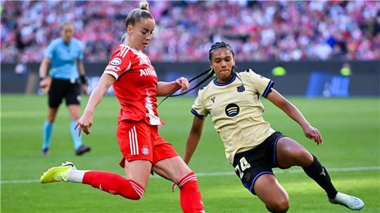 War vor dem 0:1 unaufmerksam: Münchens Giulia Gwinn (l).