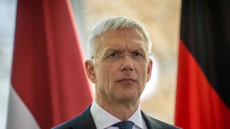 Lettlands Außenminister tritt wegen Flugaffäre zurück War zuletzt wegen Charterflügen während seiner Amtszeit als Ministerpräsident in die Kritik geraten: Krisjanis Karins.