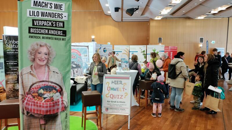 Nach Besucher-Kritik: Das sind die Lehren der Lebenswelten-Messe im Stadeum Warb mit bekanntem Gesicht: Der Stand des Landkreises auf der Messe Lebenswelten im Stadeum setzte auf Lilo Wanders.