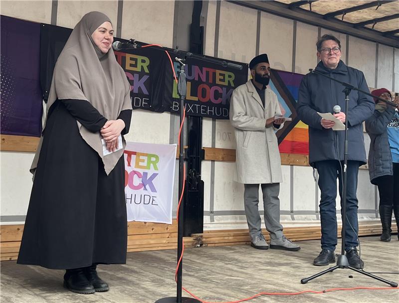 Bunter Block Buxtehude: Signal gegen Hass, Hetze und Extremismus Warben gemeinsam für Toleranz: Kübra Dündar von der islamischen Gemeinde Buxtehude, Hamza Mahmood von der Ahmadiyya-Gemeinde und Superintendent Martin Krarup vom Arbeitskreis Christlicher Kirchen in Buxtehude.