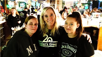 Waren 15 Jahre lang dem „Fiddler’s“ treu: die beiden Mitarbeiterinnen Sabrina „Sabse“ Arends (links) mit Kirsche Quell und Annalena „Al“ Klintworth.