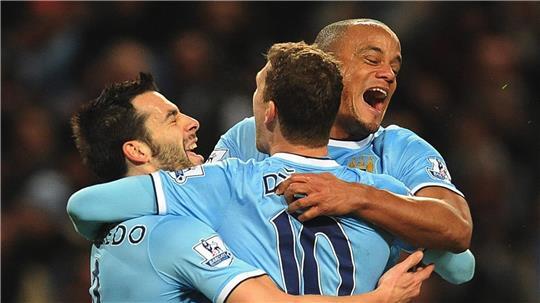 Waren Teamkollegen bei Manchester City: Bayern-Coach Kompany (r) und der Neu-Schalker Dzeko (M). (Archivbild)