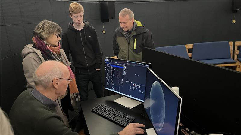 Waren bei der Premiere dabei: Jörg Pollmann erklärt den Besuchern Karin Daentzer, Fabian Kolck und Bernd Daentzer die neue LED-Beamer-Technik im Planetarium in Grünendeich (von links).
