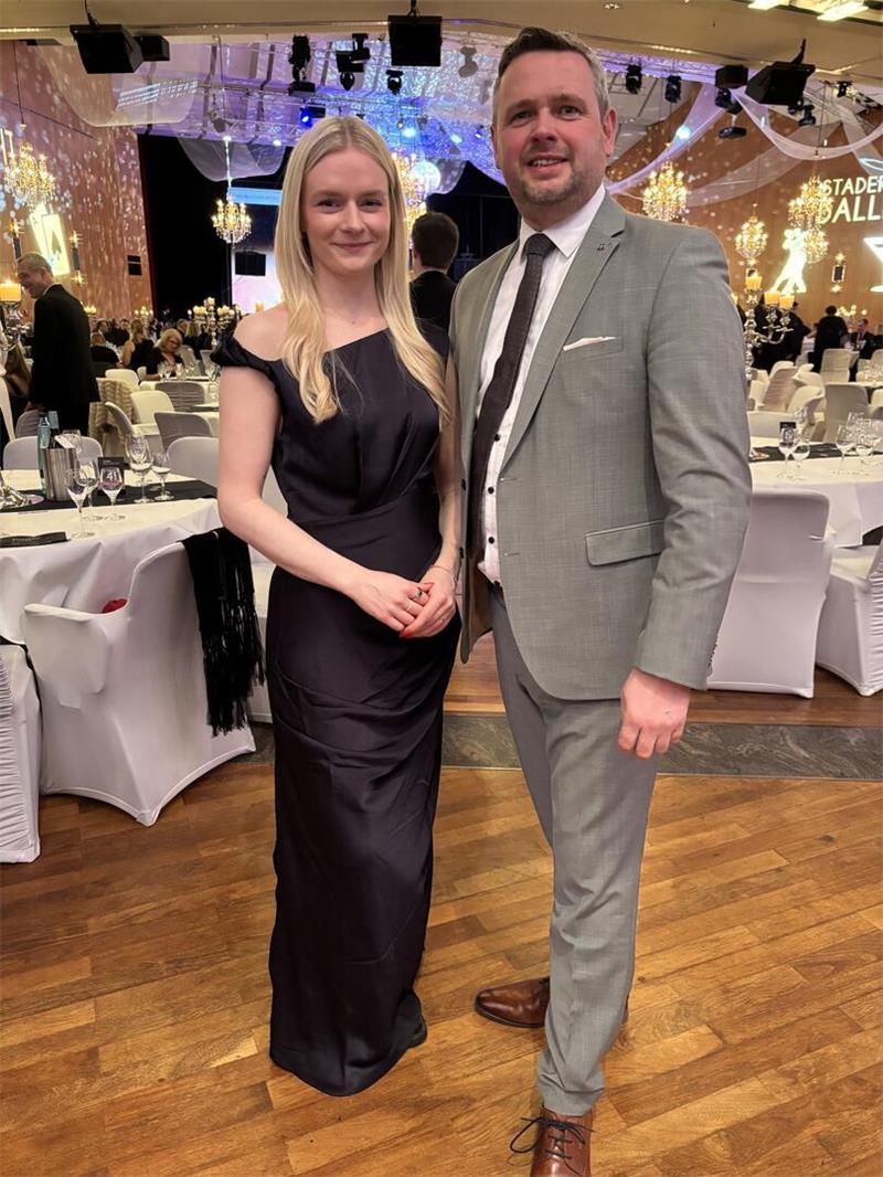 Schick in Schale: Zehn Geschichten von der 1. Stader Ballnacht Waren beruflich da: Finja Heeschen und ihr Kollege Christoph Brunckhorst von der Volksbank. Das lange Kleid hat sie extra neu gekauft, den Anzug trug er schon im vergangenen Jahr als Trauzeuge.