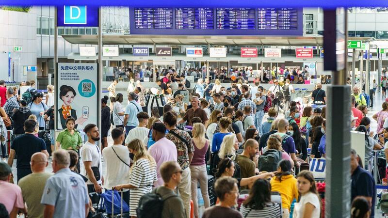 Frankfurter Flughafenbetreiber wird 100 Jahre alt Waren die Terminals vor der Corona-Pandemie nahezu aus ihren Nähten geplatzt, glichen die Abfertigungsgebäude nach Ausbruch einer Geisterstadt.