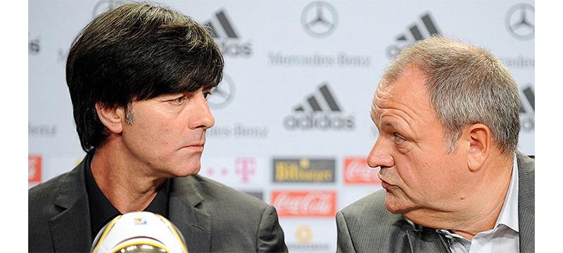 Waren sechs Jahre lang ein Team: Bundestrainer Joachim Löw (links) und der frühere DFB-Mediendirektor Harald Stenger im Jahr 2010. Foto dpa