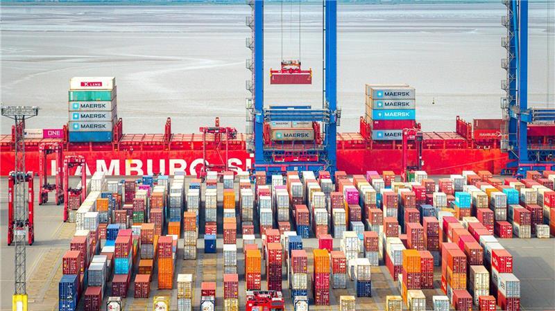 Wie nachhaltig sind Häfen, Logistik und Schifffahrt? Waren werden zu einem Großteil auf dem Seeweg transportiert. (Archivbild)