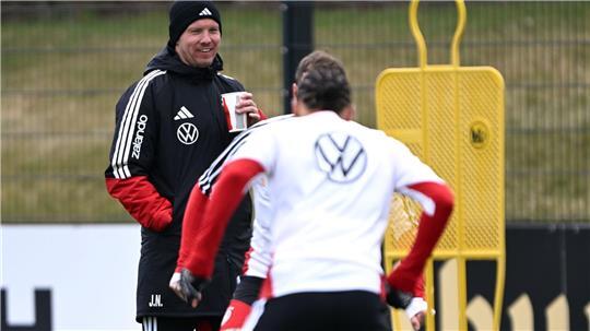 Warm eingepackt verfolgt Bundestrainer Julian Nagelsmann das Geschehen auf dem Trainingsplatz.