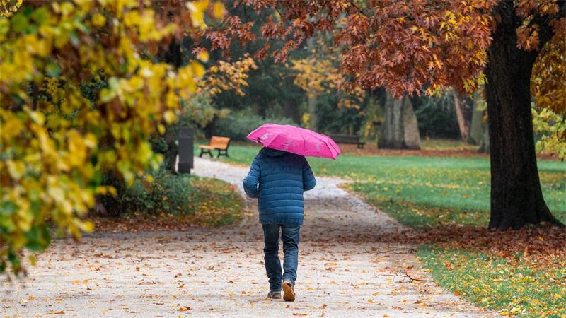 Warme Kleidung und vielerorts auch ein Regenschirm sind in den nächsten Tagen in Deutschland angesagt. (Archivbild)