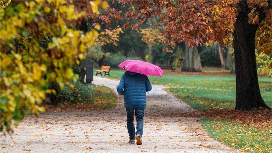Warme Kleidung und vielerorts auch ein Regenschirm sind in den nächsten Tagen in Deutschland angesagt. (Archivbild)