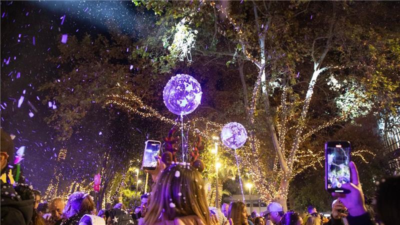 Warmes Wetter und bunte Lichter. 