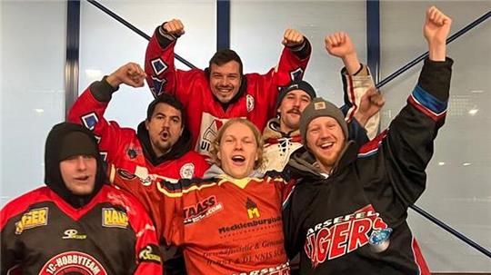 Warmjubeln in der Eishalle: Maximilian Lerdo, Kevin Kadoura, Phillip Stiller, Jannik Möller, Jannik Schnackenberg und Steffen Hanck freuen sich auf das besondere Spiel.