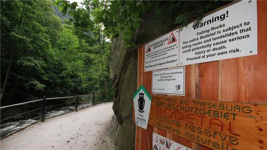 Warnhinweise zwischen Thale und Treseburg. Am Freitagnachmittag war auf dem Wanderweg ein Mann tödlich verunglückt.