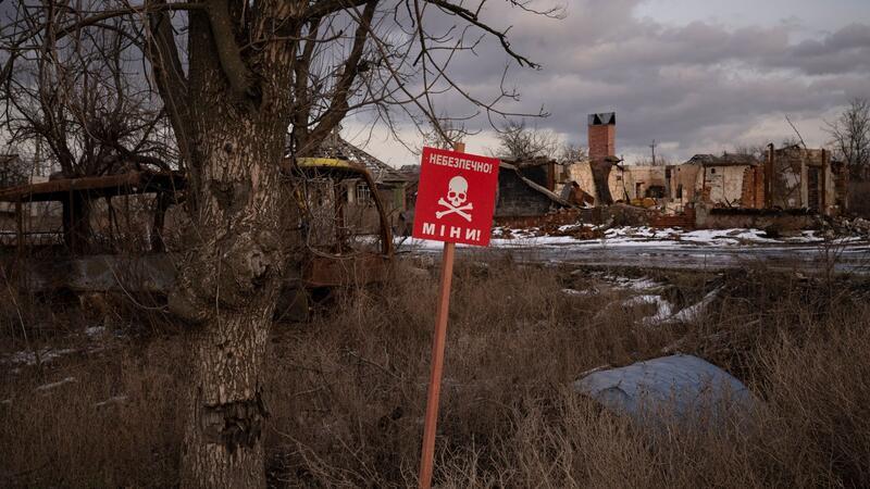 Warnschild am Straßenrand des urkainischen Dorfes Kamjanka bei Isjum.