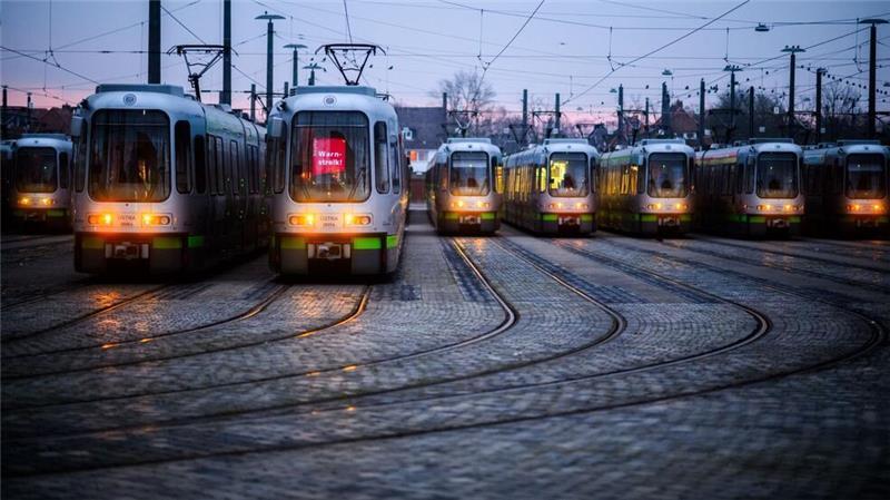 Warnstreik im Nahverkehr: Am Freitag sollen viele Busse und Bahnen in den Depots bleiben. (Archivbild)