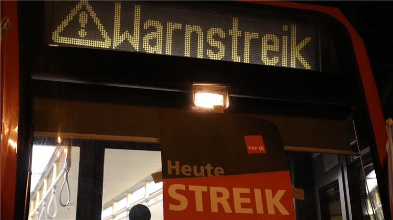 „Warnstreik“ steht auf der Anzeige einer Stadtbahn in Köln.