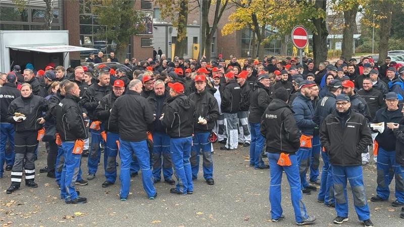 Warnstreik vor dem Stader Werkstor am 5. November.