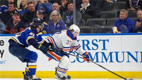 Warren Foegele (37) von den Edmonton Oilers beschützt den Puck gegen Matthew Kessel.