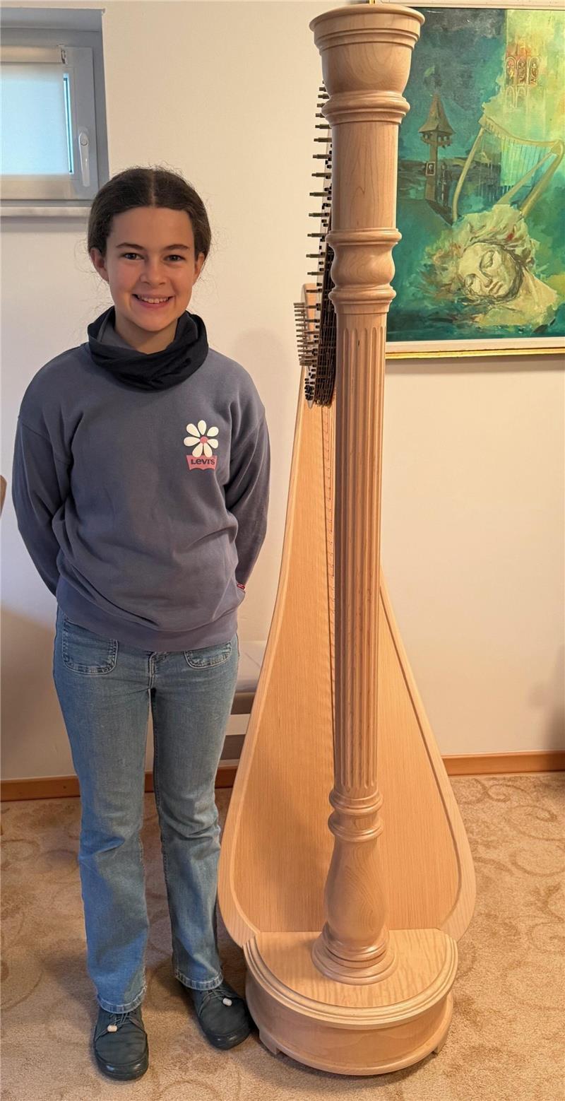 Warten auf das Instrument fürs Leben: Nach dem Wettbewerb wechselt Helene Schmiech zur Konzertharfe. Das Modell hat sie schon lange ausgesucht.
