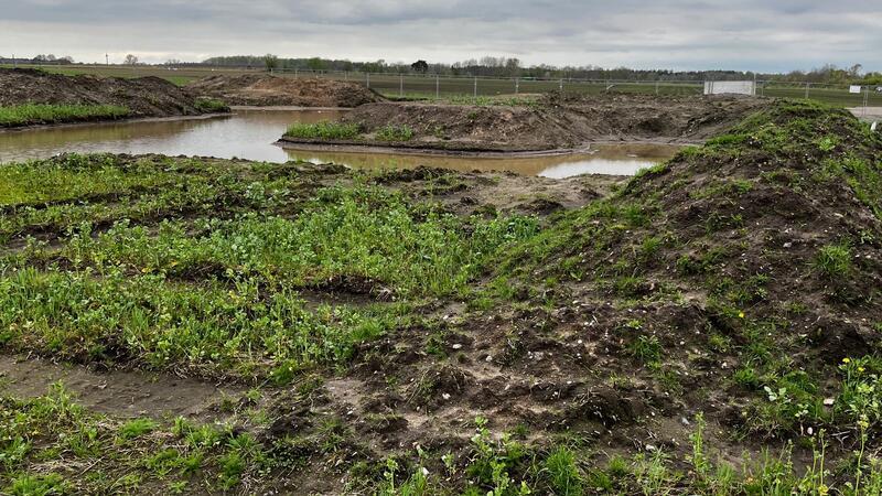 Warten auf das Oberverwaltungsgericht: Auf dem Gelände des geplanten Surfparks tut sich erst mal nichts mehr.